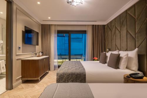 Habitación triple con balcón del hotel Nena. Foto 1