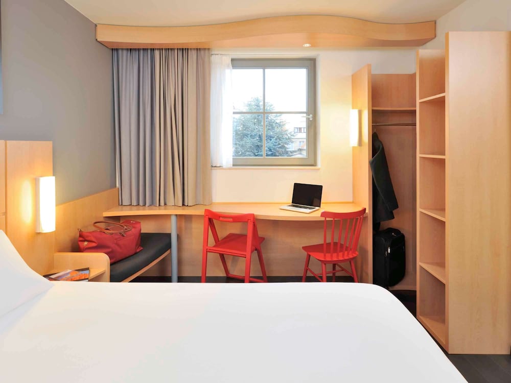 Habitación estándar con 1 cama doble o 2 camas individuales del hotel Ibis De Panne. Foto 1