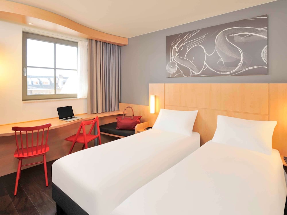 Habitación estándar con 1 cama doble o 2 camas individuales del hotel Ibis De Panne. Foto 2
