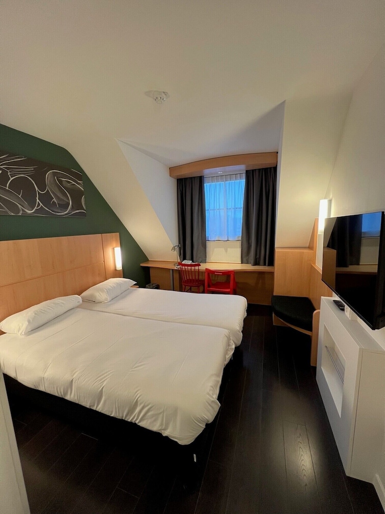 Habitación estándar con 1 cama doble o 2 camas individuales del hotel Ibis De Panne. Foto 3