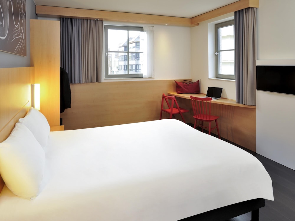 Habitación estándar con 1 cama doble o 2 camas individuales del hotel Ibis De Panne. Foto 4