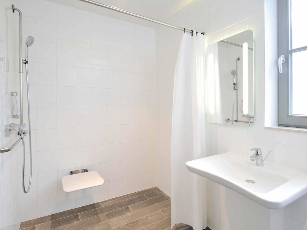 Habitación estándar con 1 cama doble o 2 camas individuales del hotel Ibis De Panne. Foto 10