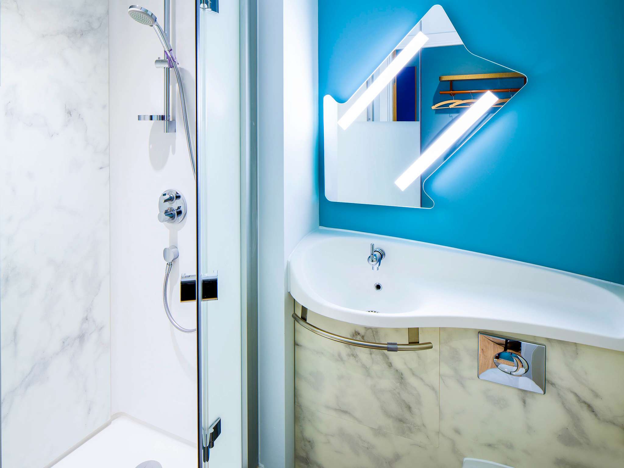 Habitación Nido triple con una cama doble y una cama abatible individual del hotel Ibis budget London Whitechapel - Brick Lane. Foto 2