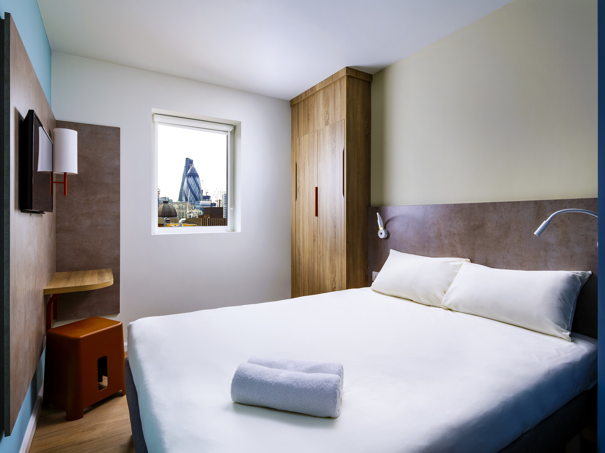 Habitación Nido triple con una cama doble y una cama abatible individual del hotel Ibis budget London Whitechapel - Brick Lane. Foto 5