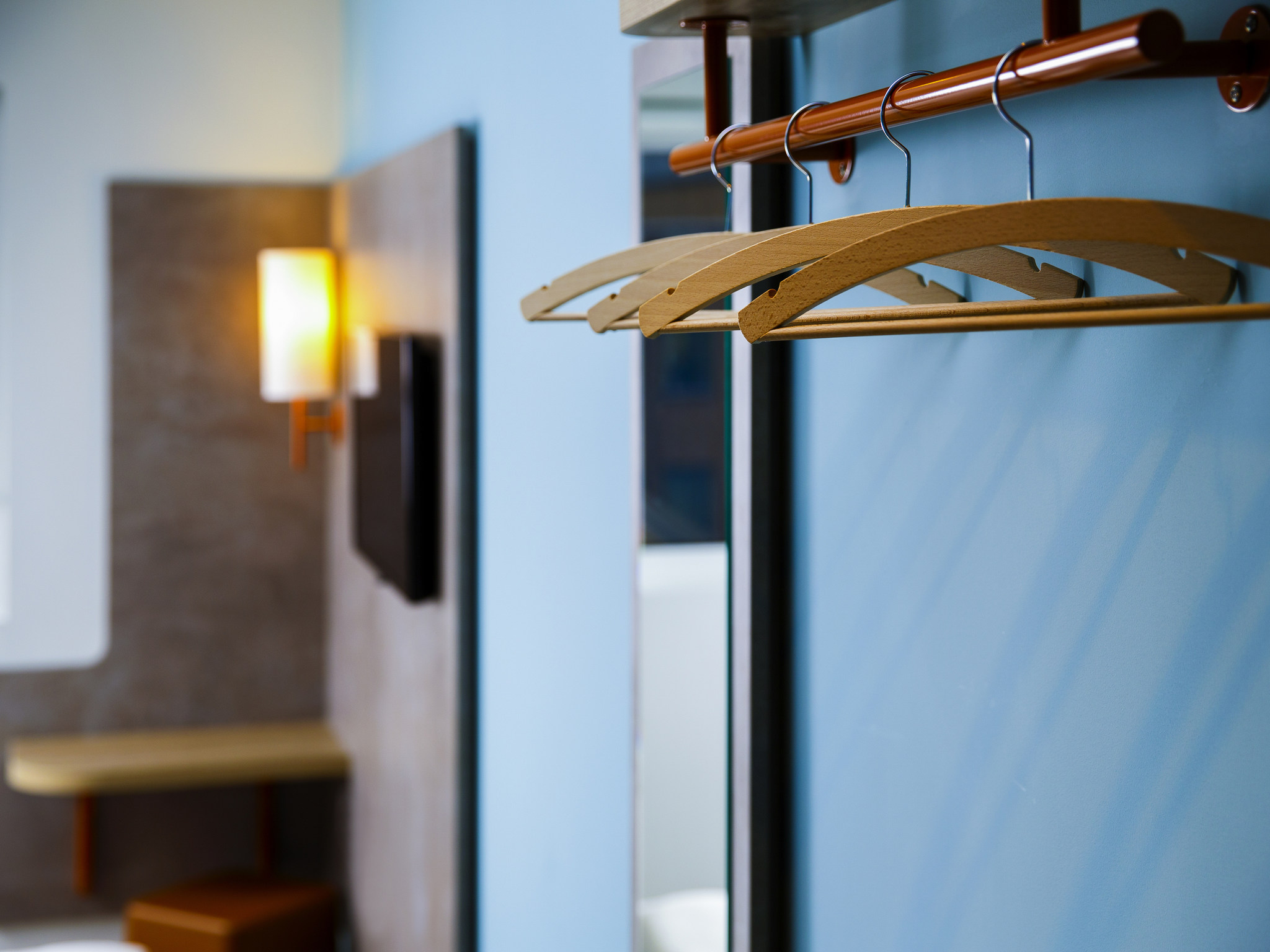 Habitación Nido triple con una cama doble y una cama abatible individual del hotel Ibis budget London Whitechapel - Brick Lane. Foto 13