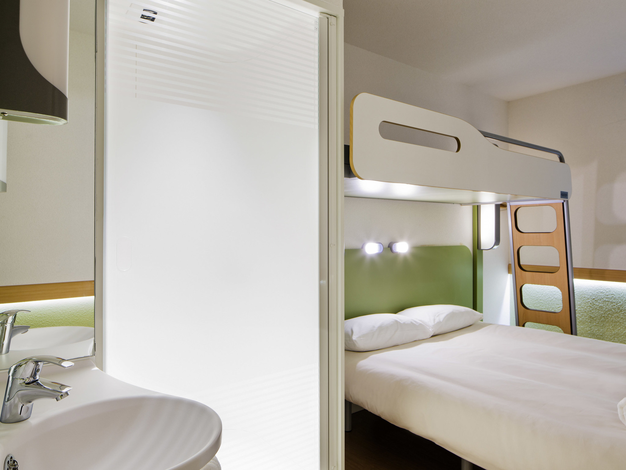 Habitación Classic Triple 1 cama y 1 litera del hotel Ibis budget London Whitechapel - Brick Lane. Foto 1