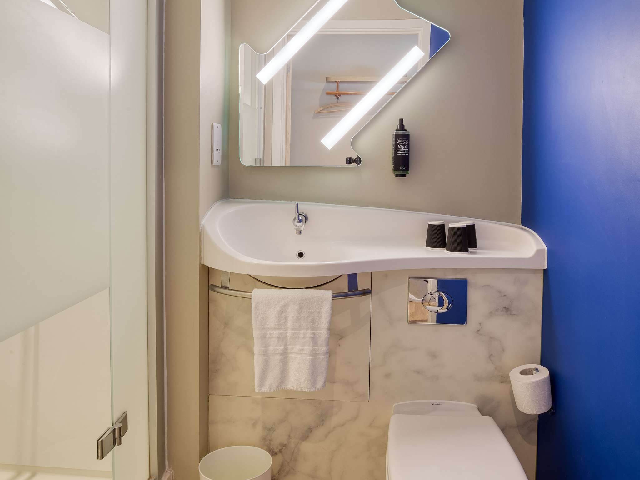 Habitación doble nido con dos camas doble del hotel Ibis budget London Whitechapel - Brick Lane. Foto 3