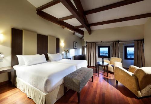 Habitación Doble con Cama supletoria del hotel Eurostars Palacio Santa Marta