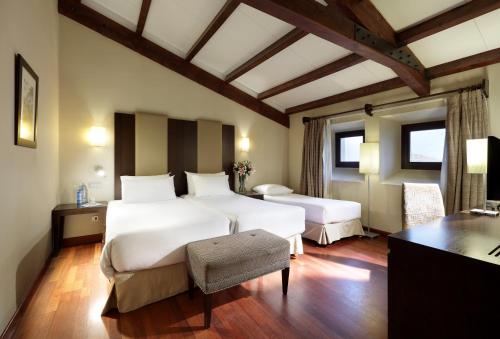 Habitación Doble con Cama supletoria del hotel Eurostars Palacio Santa Marta. Foto 1