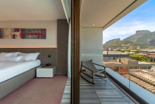 Habitación con cama extragrande y vistas a la montaña del hotel Lifestyle Laghetto Collection. Foto 3