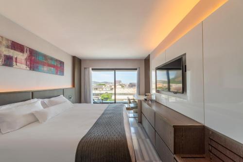 Habitación con cama extragrande y vistas a la montaña del hotel Lifestyle Laghetto Collection. Foto 4
