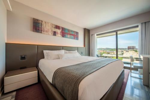 Habitación con cama extragrande y vistas a la montaña del hotel Lifestyle Laghetto Collection. Foto 5