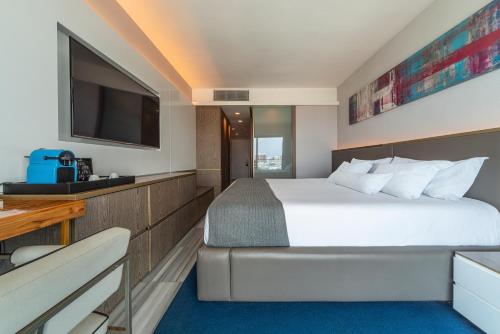 Habitación Deluxe con cama extragrande del hotel Lifestyle Laghetto Collection. Foto 4