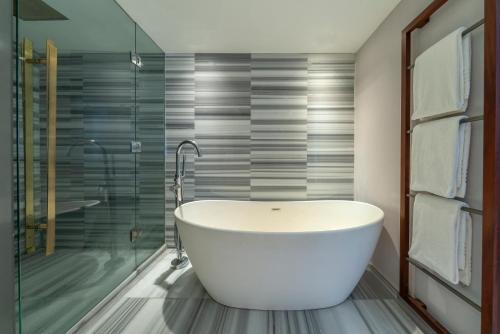 Suite Deluxe con vistas al mar del hotel Lifestyle Laghetto Collection. Foto 5