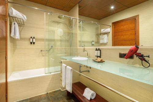 Habitación Doble - 1 o 2 camas del hotel & Spa Monasterio de Boltaña. Foto 3