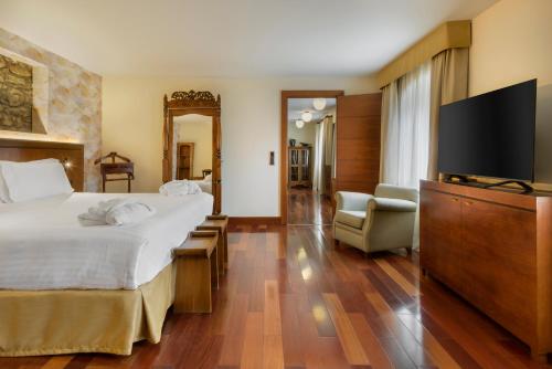 Suite Junior del hotel & Spa Monasterio de Boltaña. Foto 2