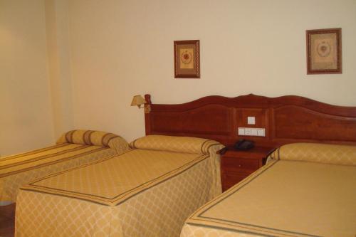 Habitación Triple del hotel Roma Aurea. Foto 2