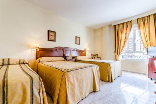 Habitación Triple del hotel Roma Aurea. Foto 6