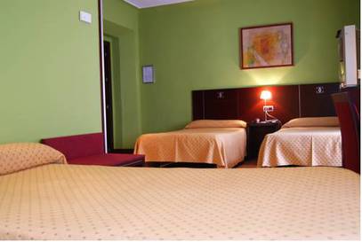 Habitación triple del hotel Carlos V. Foto 1