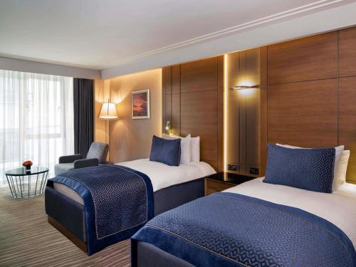 Habitación Superior - Cama extragrande del hotel Mövenpick and Thermal Spa. Foto 1