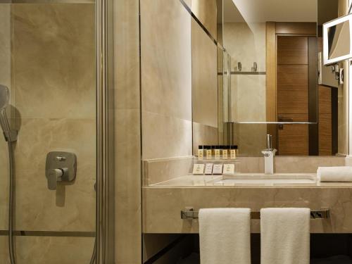 Habitación Superior - Cama extragrande del hotel Mövenpick and Thermal Spa. Foto 3
