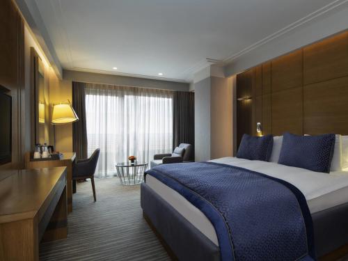 Habitación Clásica con cama extragrande del hotel Mövenpick and Thermal Spa