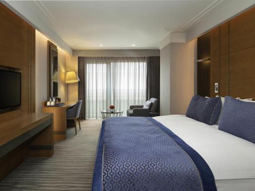 Habitación Clásica con cama extragrande del hotel Mövenpick and Thermal Spa. Foto 1