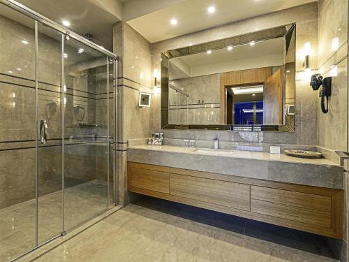 Suite Junior del hotel Mövenpick and Thermal Spa