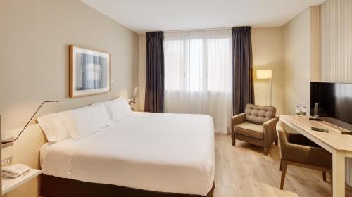 Habitación con cama extragrande. del hotel Sercotel Amister Art