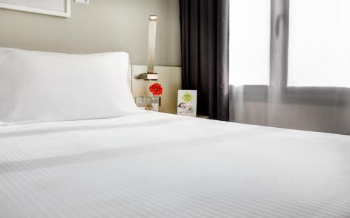 Habitación con cama extragrande. del hotel Sercotel Amister Art. Foto 1