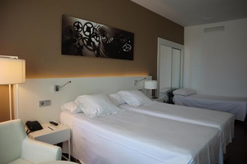 Habitación Triple del hotel Urh Ciutat De Mataró. Foto 3