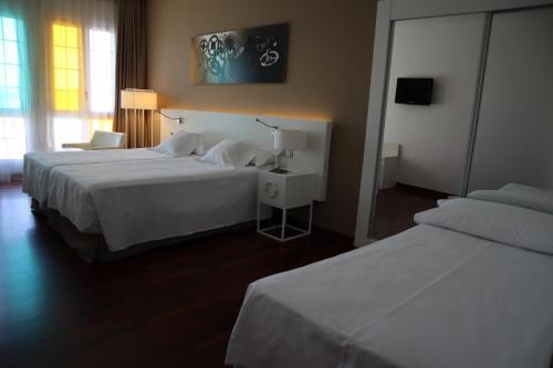 Habitación Triple del hotel Urh Ciutat De Mataró. Foto 4