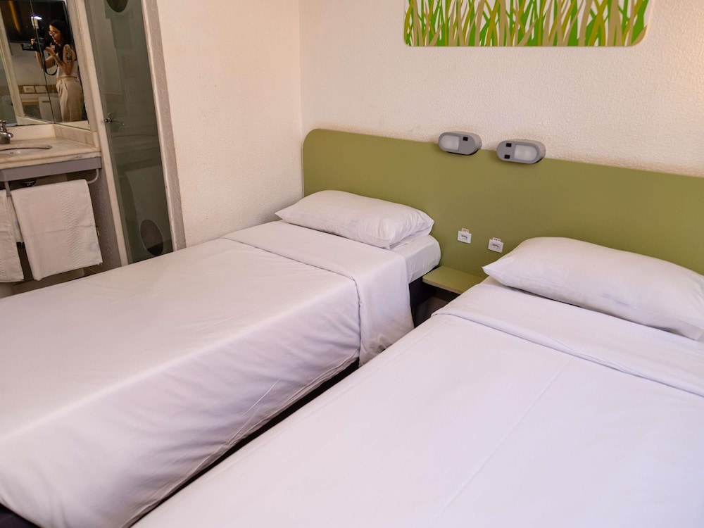 Habitación Standard con 2 camas individuales del hotel Ibis Budget Belo Horizonte Minascentro. Foto 3