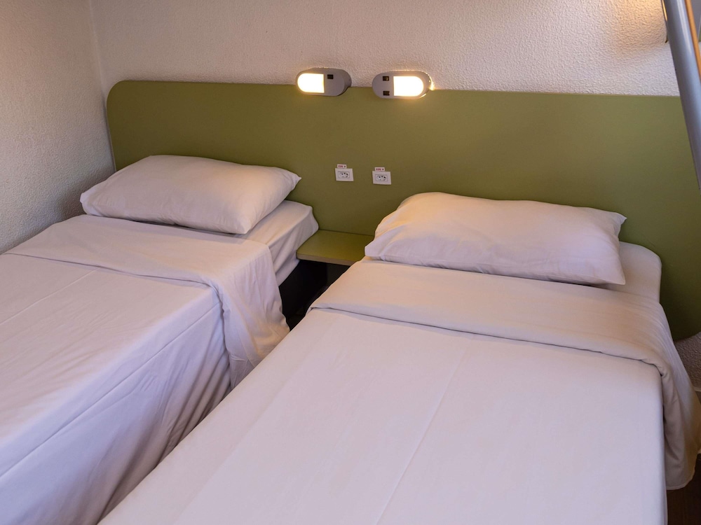 Habitación Standard. 2 camas individuales, 1 cama individual suspendida (capacidad máx. 95 kg) del hotel Ibis Budget Belo Horizonte Minascentro. Foto 6