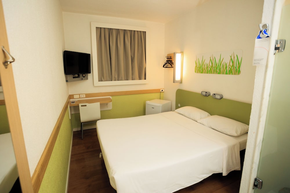 Habitación de categoría superior con una cama doble del hotel Ibis Budget Belo Horizonte Minascentro. Foto 1