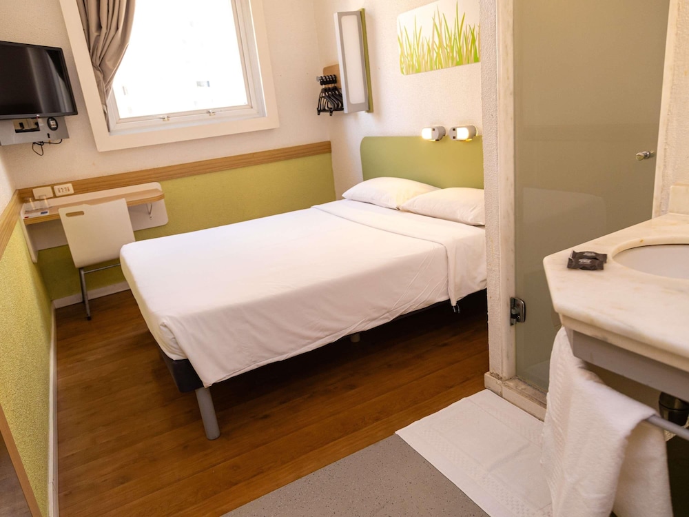 Habitación de categoría superior con una cama doble del hotel Ibis Budget Belo Horizonte Minascentro. Foto 7
