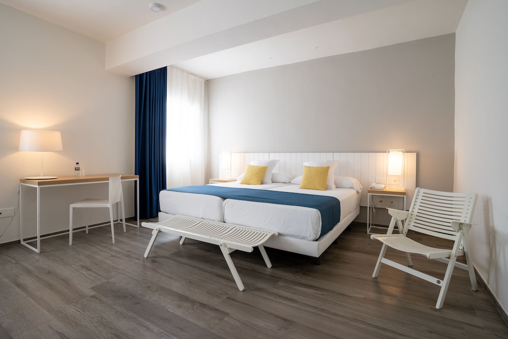 Habitación estándar con 1 cama doble o 2 individuales del hotel Agaró. Foto 1