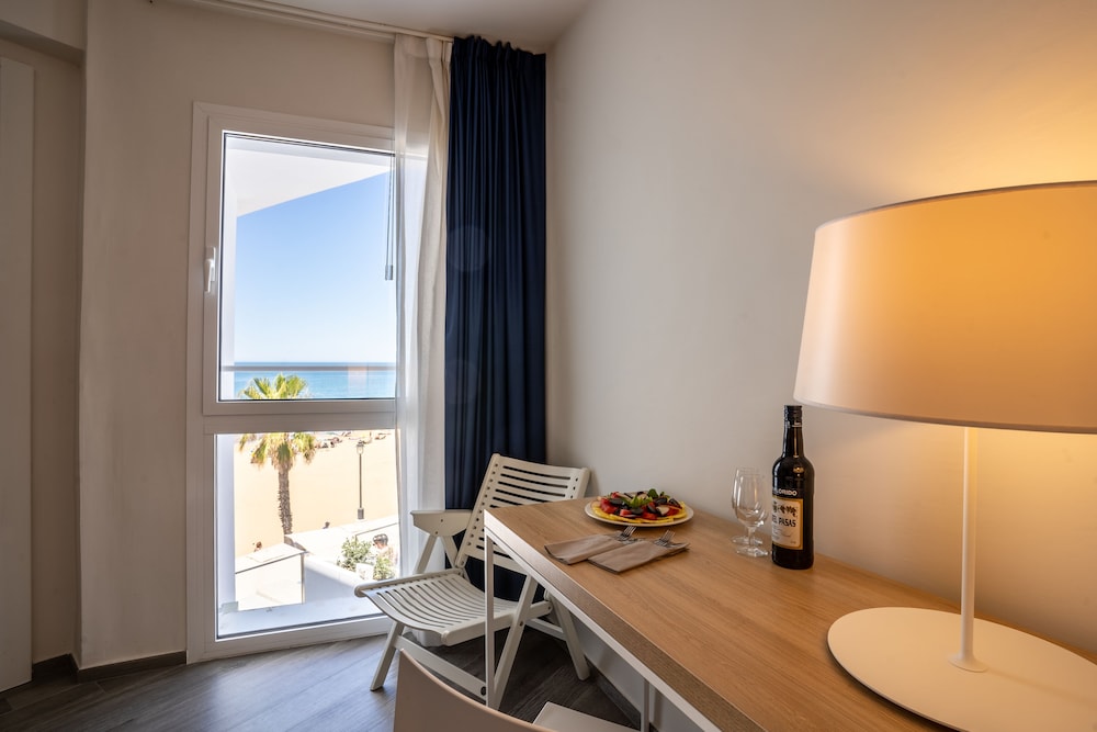 Habitación básica doble, vistas parciales al mar del hotel Agaró