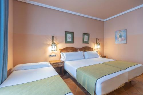 Habitación Triple Estándar del hotel Bluesea El Cortijo. Foto 1