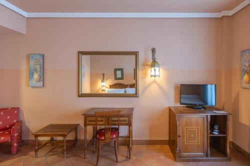 Habitación Triple Estándar del hotel Bluesea El Cortijo. Foto 3