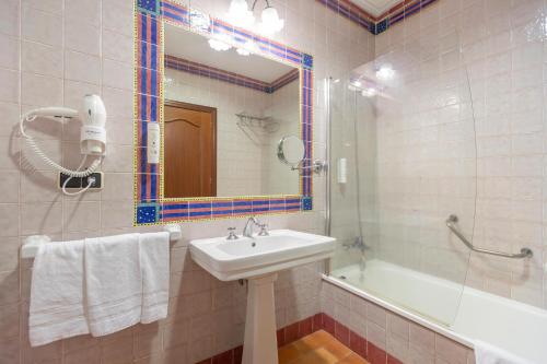 Habitación Triple Estándar del hotel Bluesea El Cortijo. Foto 4