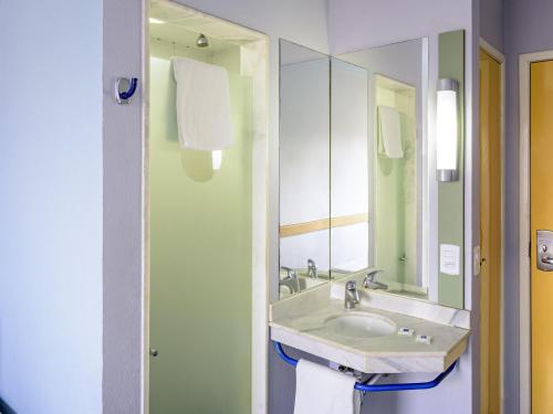 Habitación con 1 cama doble, secador de pelo y minibar del hotel Ibis Budget Belem. Foto 4