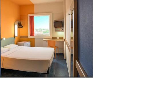 Habitación con 1 cama doble, secador de pelo y minibar del hotel Ibis Budget Belem. Foto 8