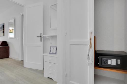 Apartamento con vistas a la piscina del hotel Bungalows Neptuno - Adults Only. Foto 13