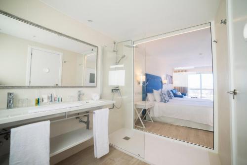 Habitación Triple con vistas al mar del hotel Boutique Tao Caleta Mar. Foto 10