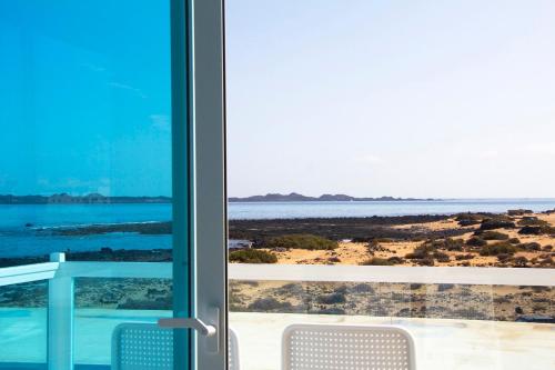 Suite Deluxe con vistas al mar del hotel Boutique Tao Caleta Mar. Foto 6