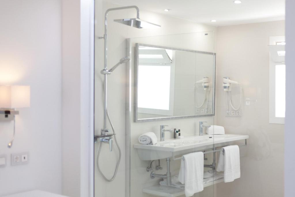 Habitación triple Vista Mar del hotel Boutique Tao Caleta Mar