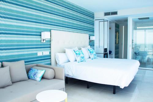 Suite Deluxe con vistas al mar del hotel Boutique Tao Caleta Mar. Foto 2