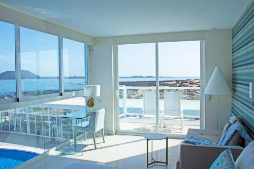 Suite Deluxe con vistas al mar del hotel Boutique Tao Caleta Mar. Foto 5