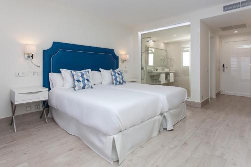 Habitación triple Vista Mar Sofá Cama incluido 2 Camas individuales del hotel Boutique Tao Caleta Mar. Foto 5